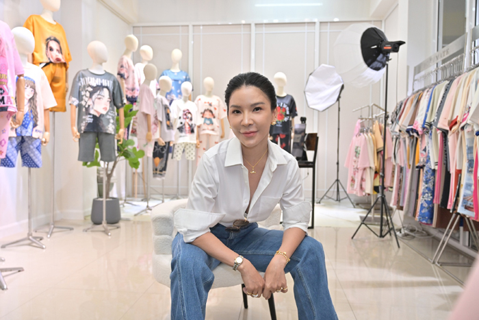 ROOMMATE เขย่าตลาดแฟชั่น! ชุดเซตฟรีไซส์ “สะดวกสวย” เจาะใจสาว 30+ ใส่จบในชุดเดียว